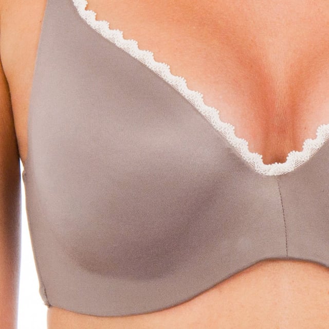 Nuevo sujetador de Playtex con aros extraíbles. 
Sujetador pensado y diseñado para ofrecer un 100% de suavidad a tu delicada piel. Tu pecho estará perfectamente sujeto durante todo el día, en el interior de una suavísima y cómoda envoltura.
Comodidad debida  a tres razones: la posibilidad de quitar los aros, la suavidad del tejido y un foam súper ligero que moldea el pecho, pero se siente como si no se llevara nada. 
Color visón.
Tirantes  regulables. 
Detalle de puntilla color blanco, en el contorno superior de las copas.
Cierre trasero mediante corchetes con tres posiciones.
Laterales  elásticos.
Costuras vistas a tono.

Composición:
- 65% Poliamida.
- 12% Elastano.
- 23% Poliéster.

Cuidados:
- Lavar a mano.
- No usar lejía.
- No usar secadora.
- No planchar.
- No lavar en seco.