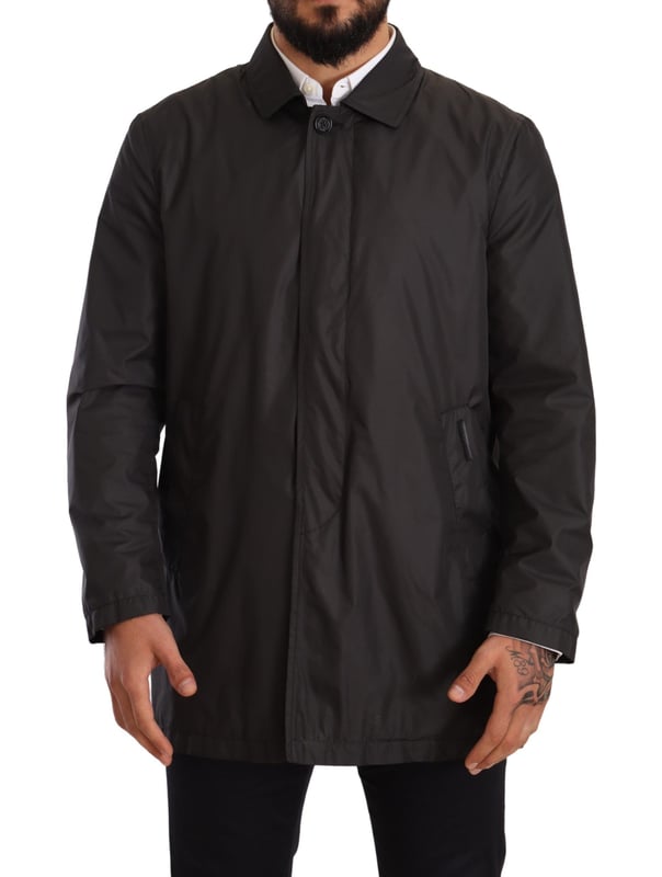 Prachtige Dolce & Gabbana trenchcoat
  Kleur: Zwart
  Knoopsluiting
  Twee zakken aan de voorkant
  Logo details
  Vervaardigd in Italie
  Materiaal: 100% Polyester