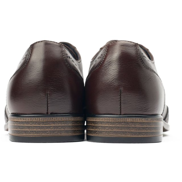 Zapatos marrones para hombre de la marca Soletrader, fabricados en piel y suela de pvc. Presentan detalle brogue y parte superior de piel.