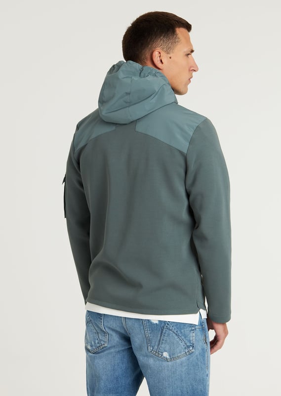 Das Lion Mix ist eine Regular Fit Sweatjacke mit Reißverschluss und gewebter Struktur. Ausgestattet mit einer Nylon-Kapuze, Seitentaschen mit Reißverschluss, einer Ärmeltasche und signature CHASIN'-Details.