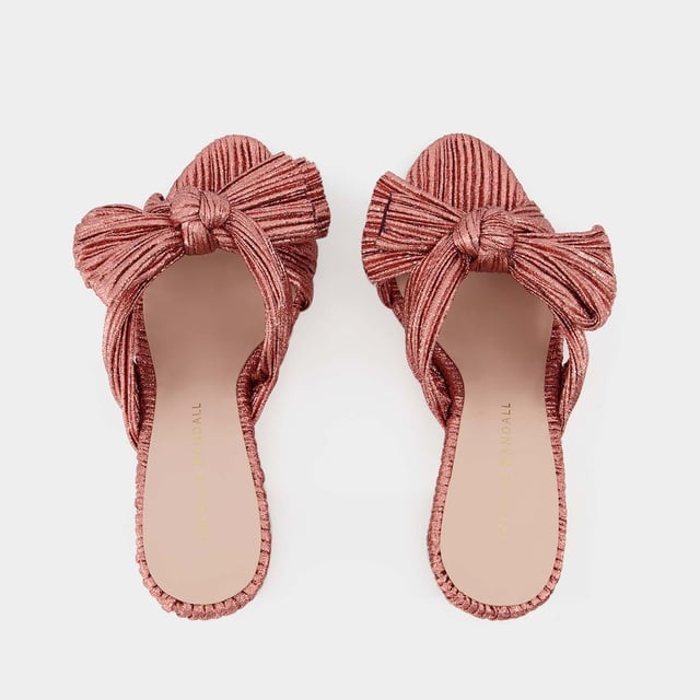 ¿Mules de terciopelo, rematados con un lazo XL en la parte delantera? ¡Verdaderos zapatos de princesa! Póntelos con unos vaqueros acampanados o un vestido largo.