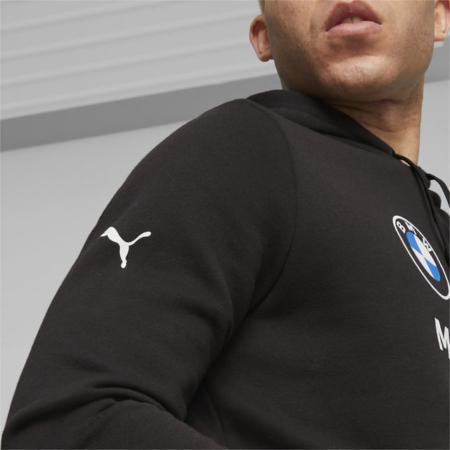 PRODUKTGESCHICHTE: Fügen Sie diesen Fleece-Hoodie zu Ihrer essentiellen BMW M Motorsport-Ausrüstung hinzu und bleiben Sie bereit für die Rennstrecke. Er erscheint in klassischen, saisonalen Farben und feiert die Kraft und Agilität der Marke mit dem BMW M Motorsport-Insignien. EIGENSCHAFTEN & VORTEILE: Hergestellt aus mindestens 20 % recyceltem Material als Schritt in eine bessere Zukunft. DETAILS: Normale Passform; Fleecegefüttertes Jersey; Kapuze mit Kordeln; Lange Ärmel; BMW M Motorsport Branding.