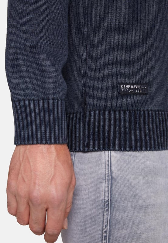 Deze gebreide herentrui is onmisbaar in je garderobe. Het heeft een normale pasvorm en is gemaakt van hoogwaardig materiaal en biedt een hoog niveau van comfort. De trui heeft een V-hals met geribde boorden. Ook de manchetten en zoom hebben een geribbelde look. Het stone-washed design geeft de trui een heel bijzondere uitstraling. Prints op de voorkant en de hals geven de trui een visueel hoogtepunt. Een labelpatch boven de zoom maakt het ontwerp compleet.
