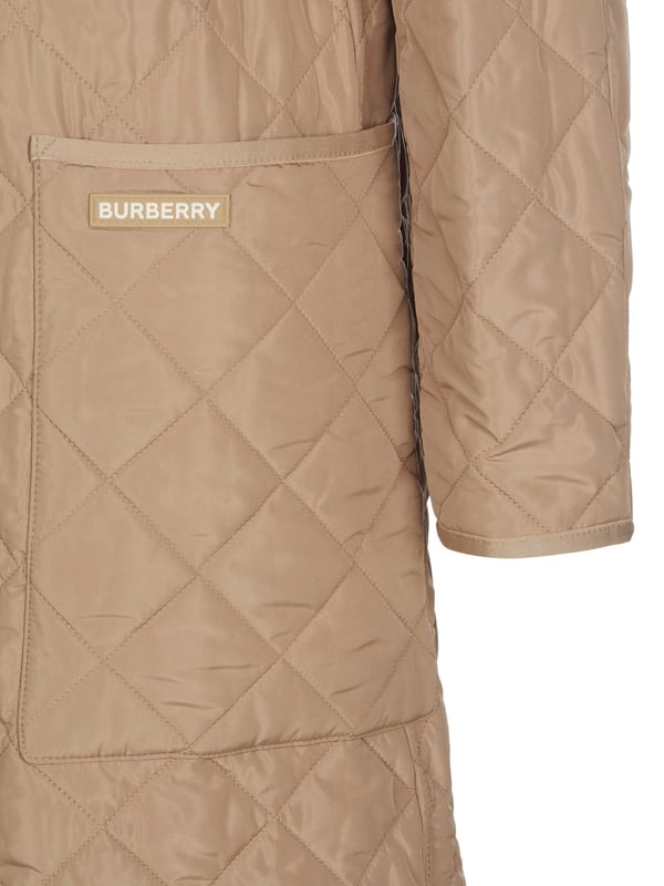 100% polyester; Burberry gewatteerd jack Tything;  Model: 80842001;  Hoogwaardige afwerking;  Klassieke kraag;  Lichtgewicht overgangsjack;  Double-breasted met elk vier knopen;  Twee voorzakken;  diamant quilten;  Geruite voering typisch voor het label;  Burberry-logodetails