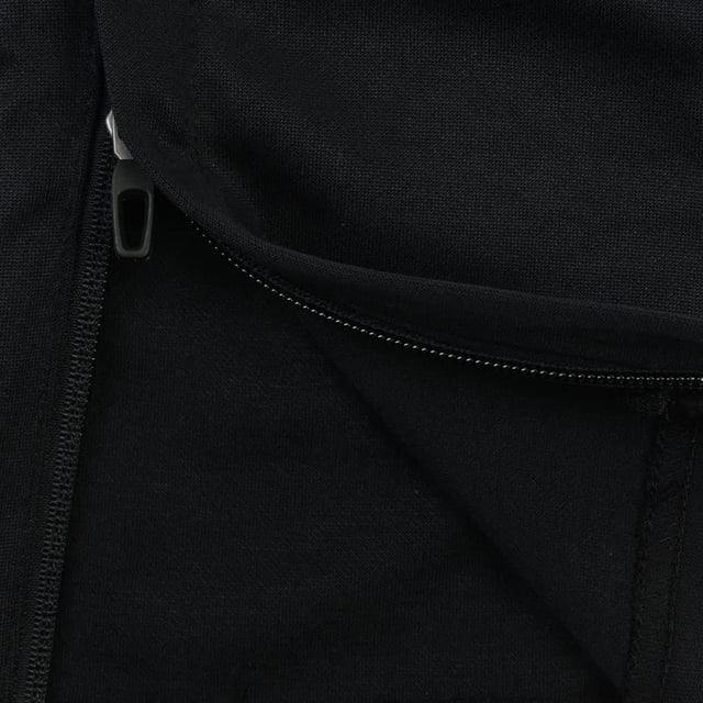 Gestaltung: Gestickt, Logo. Verschluss: Kordelzug, Seitenreißverschluss. Stoff-Technologie: Leichtes Gewicht. Seitennähte. Taschen: 2 seitliche Eingrifftaschen, Reißverschluss. Taille: Elastisch.