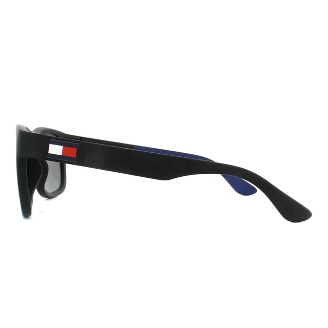 Las gafas de sol Tommy Hilfiger TH 1556/S D51 T4 Negro Gris Espejo tienen una forma rectangular simple con un diseño minimalista en una forma clásica. Los colores de Tommy Hilfiger aparecen en las varillas para un acabado de color elegante.