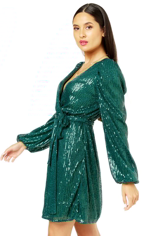 ¡Es hora de que brille, y qué mejor manera de hacerlo que en este vestido de lentejuelas! En su próximo evento elegante, adopte la sensación brillante y brillante de este vestido adornado con lentejuelas y presente un giro elegante y moderno en lentejuela"&"s. Combina este vestido brillante con tacones para un aspecto sofisticado adecuado para una noche con las chicas.