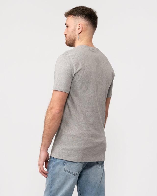 An effortless relaxed-fit T-shirt with a woven logo patch by BOSS Menswear, crafted in mid-weight jersey made from soft cotton.
Relaxed fitCrew neckShort sleeves
100% Cotton
50508584
&nbsp;