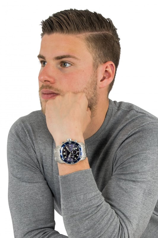 El Invicta 0070 tiene una caja de acero inoxidable de 48 millimetros con una esfera azul.
Esta modelo funciona con un movimiento de Cuarzo preciso.
Resistencia a la presión de aqua de 20 bares.
Este modelo es parte de la colección Invicta Pro Diver - SCUBA.

2 años de garantía Invicta.