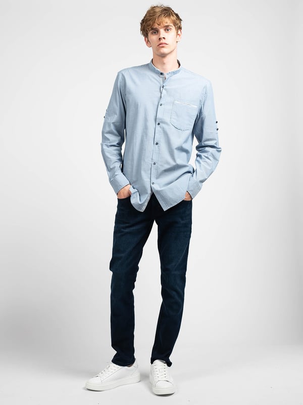 Aangepast model
Met een kraagje
Met knopen
Mouwen met omslagmogelijkheid
Manchetten met knopen
Decoratieve stiksels aan de achterkant
Afgeronde onderkant
Merkdetail op de nek
Gemaakt van hoogwaardig katoen