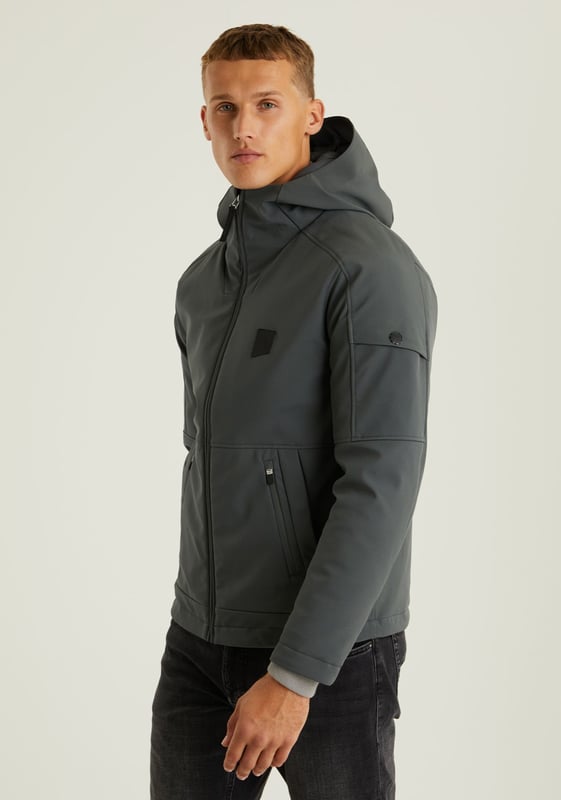 Passform & Material Die Saturn Climate ist ein kurzes und tailliertes Winterjackenmodell. Es handelt sich um eine Jacke mit einer Außenschicht aus Softshell. Diese Schicht sorgt dafür, dass die Jacke wasserabweisend, winddicht und atmungsaktiv ist und Sie warm hält.  Details Diese Winterjacke hat 5 Taschen, darunter zwei Seitentaschen, eine mit Reißverschluss und eine mit Knopfverschluss auf beiden Seiten. Auf der Innenseite befindet sich eine Innentasche mit Reißverschluss. Außerdem hat die Jacke eine verstellbare Kapuze und unverwechselbare CHASIN'-Details.  Eigenschaften Softshell Wasserabweisend Winddicht Atmungsaktiv Warmhalten Verstellbare Kapuze 5 Taschen Kunststoffreißverschluss CHASIN'-Details