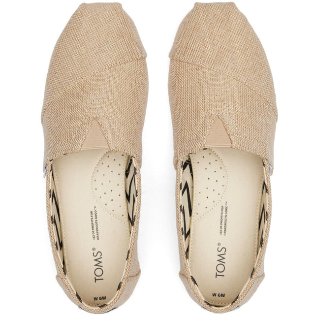 Known for its comfort, iconic for its style, and now, lighter on the planet. This new era of Alpargata shoes brings fresh updates to classic TOMS features, like newly designed custom insoles made with 50% Eco content.
