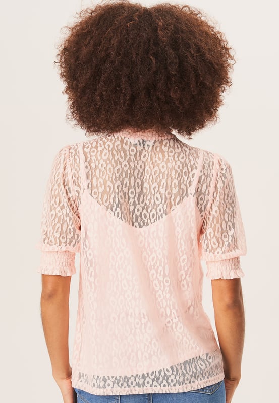 Eleva tu estilo con nuestra blusa holgada de encaje y cuello alto negra. Este elegante top combina un moderno cuello alto y delicados detalles de encaje para un look vanguardista. El corte holgado permite un uso cómodo y sin esfuerzo, lo que lo convierte en una prenda imprescindible para cualquier armario elegante.