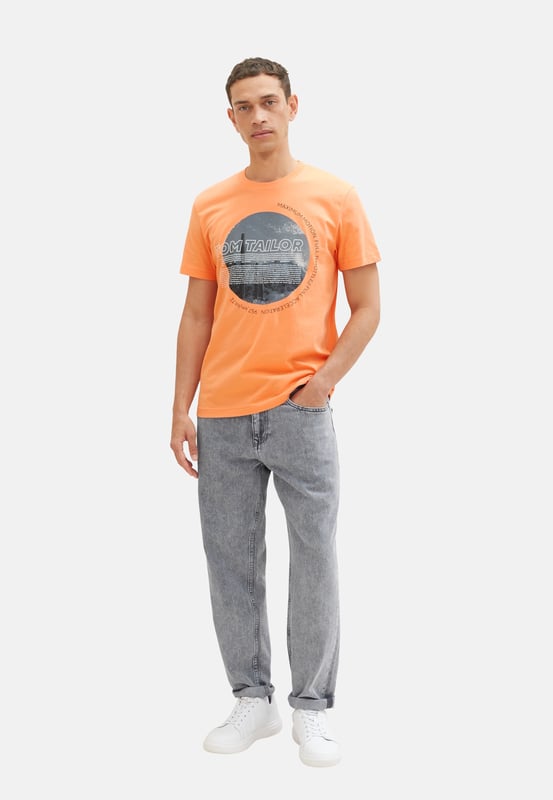 Dieses T-Shirt von Tom Tailor für Herren ist ein echter Hingucker. Es hat einen Rundhalsausschnitt und kurze Ärmel für einen lässigen Look. Das Highlight ist der Fotoprint auf der Vorderseite, der ihm ein urbanes Flair verleiht. Das T-Shirt ist aus hochwertigen Materialien gefertigt, die für einen hohen Tragekomfort und eine gute Passform sorgen. Ob zu Jeans, Shorts oder Chinos, dieses T-Shirt passt zu jedem Outfit und ist ideal für den Sommer. Bestellen Sie jetzt dieses Tom Tailor T-Shirt mit Fotodruck für Herren und überzeugen Sie sich von seiner Qualität und seinem Stil.
