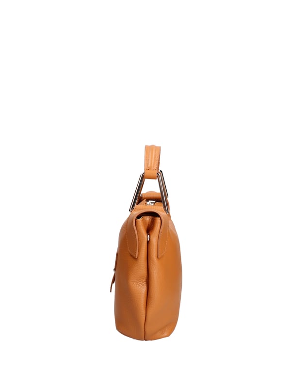 Bolso de mujer. El cierre es con cremallera. Los bolsillos internos son uno con cremallera y otro abierto. Los bolsillos externos son uno frontal con cremallera. La bandolera es ajustable y extraíble en piel. El mango es de cuero. Hay un compartimento interno. El material exterior es piel auténtica tipo dólar. Internamente está forrado en tejido 70% algodón - 30% poliéster. Medidas: 29x20x9 cm. Hecho en Italia