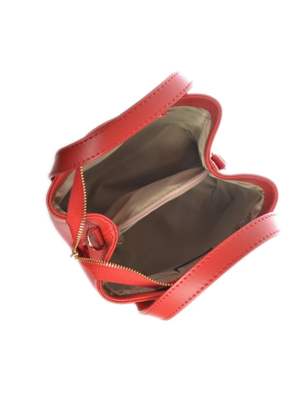 Bolso de mano  
100% piel de vaca  
Cierre superior con cremallera  
Bolsillos internos con cremallera  
Dimensiones: 19x22x12 cm  
Asa: 27 cm  
Correa de hombro: 105 cm  