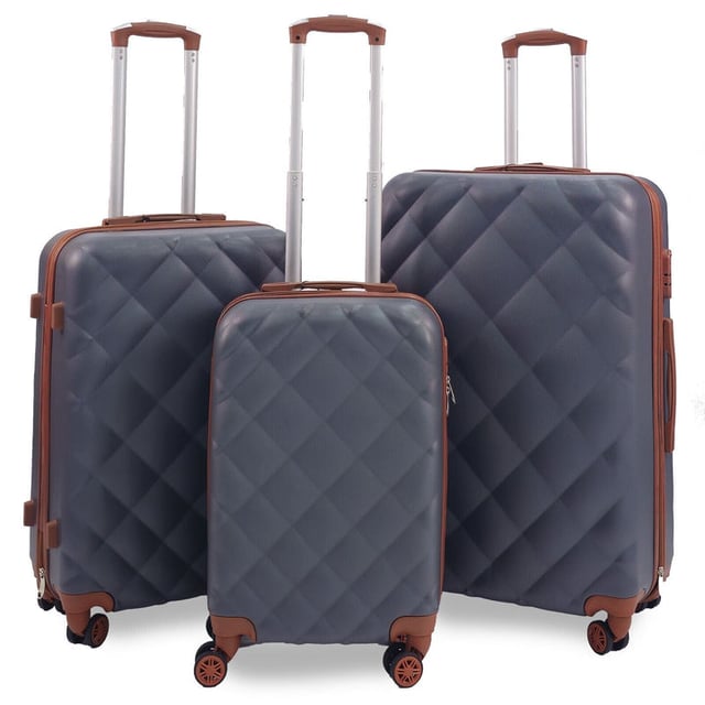 Müheloses Reisen beginnt mit unserem 8-Rad-Leichtkoffer-Set. Reisen Sie mit Leichtigkeit: Machen Sie Ihre Reise so reibungslos wie möglich mit unserem stilvollen Kabinenkoffer mit 8 Spinnerrädern, die volle 360-Grad-Manövrierfähigkeit bieten. Verabschieden Sie sich von der Frustration, Ihr Gepäck schieben oder schleppen zu müssen – lassen Sie es mühelos neben sich rollen. Der höhenverstellbare ausziehbare Griff sorgt für Komfort und Sie können kleine Taschen und das Nötigste bequem darauf platzieren. Leicht und langlebig: Entlasten Sie das Reisen mit einem leichten Außengehäuse aus strapazierfähigem ABS-Polycarbonat. Dieses Design sorgt dafür, dass der Koffer so leicht wie möglich ist und gleichzeitig flexibel bleibt, um die letzten Habseligkeiten unterzubringen. Für zusätzliche Sicherheit verfügt der Koffer über ein 3-stelliges Zahlenschloss, das Ihre Gegenstände während des Transports sicher verwahrt. Kompatibilität mit Fluggesellschaften: Unser Kabinenkoffer wurde speziell für die unterschiedlichen Anforderungen verschiedener Fluggesellschaften in Großbritannien, Europa und Nordamerika entwickelt und ist mit großen Fluggesellschaften wie easyJet, British Airways, Delta, Ryanair (Priority Boarding), Virgin Atlantic und anderen kompatibel. Bitte erkundigen Sie sich vor dem Kauf bei Ihrer jeweiligen Fluggesellschaft, um eine nahtlose Kompatibilität sicherzustellen. • 8 x 360°-Doppel-Spinnerräder für bessere Manövrierfähigkeit • ABS-Polycarbonat-Hartschalenkonstruktion für Langlebigkeit • 4 Innentaschen zur Organisation • Selbstsichernder Teleskopgriff und umlaufender Reißverschluss für einfache Handhabung. • Elastischer Verschluss für zusätzliche Sicherheit. • 20-Zoll-Kabinenkoffer – Größe 50 x 31 x 25 cm, Gewicht: 2,7 kg, Fassungsvermögen: 38 Liter • 24-Zoll-Mittelkoffer – Größe 60 x 41 x 26 cm, Gewicht: 3,5 kg, Fassungsvermögen: 64 Liter • 28-Zoll-Großkoffer – Größe 70 x 48 x 29 cm Gewicht: 4,3 kg Fassungsvermögen: 97 Liter Komplettset 3 Größen | Kabine+ Mittel+ Groß