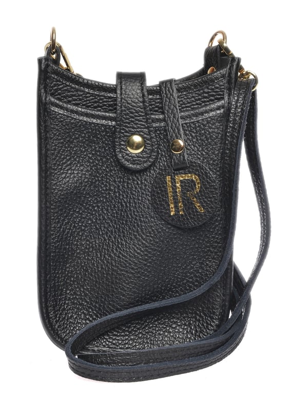 Crossbody tas
100% rundleer
Knoopsluiting aan de voorkant
Afmetingen : 17,5x11,5x2 cm
Schouderriem: 120cm verstelbaar