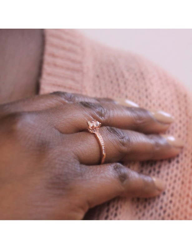 Simple Square-ringen är pläterad i 18k roséguld och infattad med gnistrande kristaller. Den kommer att vara perfekt för att ge dig en boost av utstrålning, dag som natt.