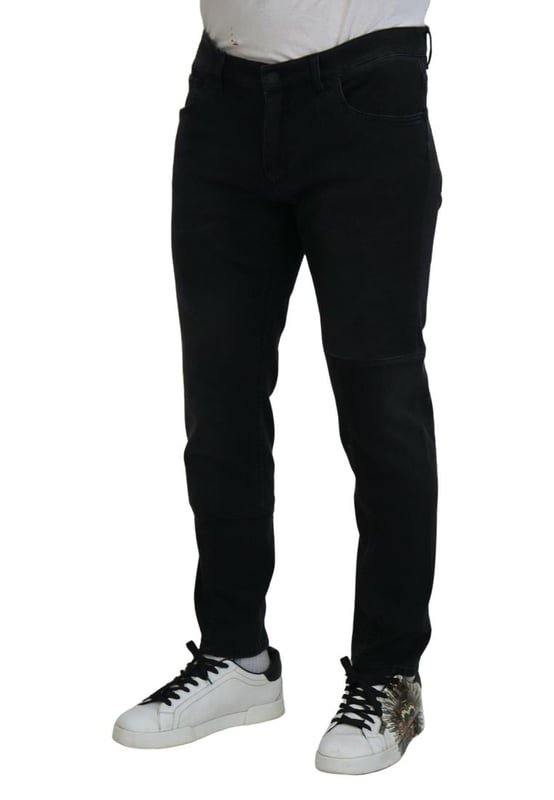 Modelo: Jeans ajustados  
Color: Negro  
Material: 98% algodón 2% elastano  
Cierre de cremallera y botón  
Detalles del logo  
Hecho en Italia