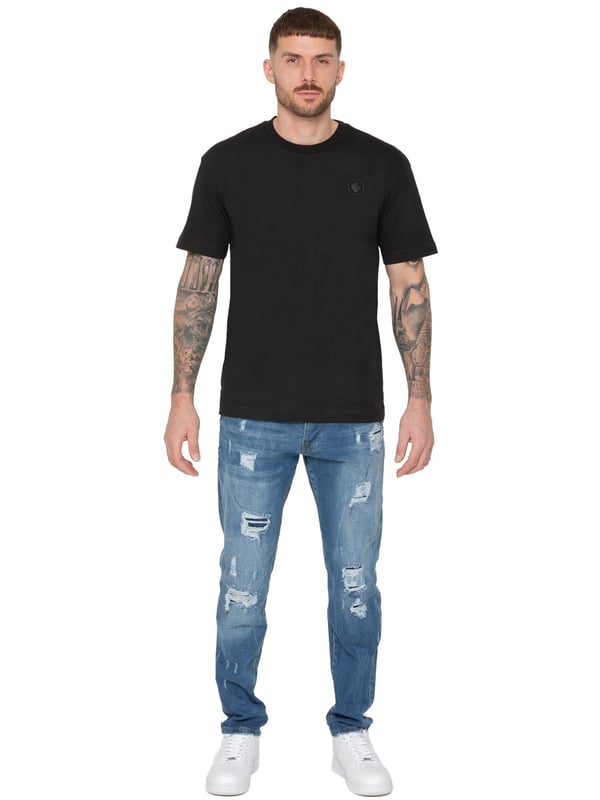 Presentamos la camiseta Enzo Oversized Relaxed Fit. Esta prenda versátil combina la comodidad con un estilo moderno y desenfadado. Con un cuello redondo clásico y un corte oversize relajado, es perfecta para llevar a diario. El detalle más destacado es la insignia de goma con el logotipo en la parte delantera, que añade un toque sutil pero elegante. Confeccionada en un tejido suave y transpirable,