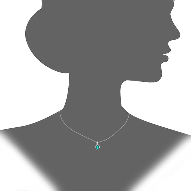 9K (375) witgoud: 1,11 gram; # Diamant: 0,04 ct; # Gemaakte smaragd: 0,7 ct