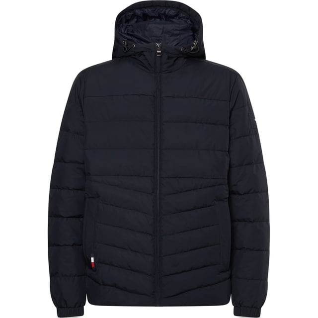 Heren jas van het merk Tommy Hilfiger in de kleur blauw. De jas is gemaakt van gerecycled polyester en heeft een normale pasvorm. Op de borst zit het iconische Tommy logo.  Merk: Tommy HilfigerModelnaam: Branded Hooded JacketCategorie: heren jasMaterialen: gerecycled polyester, polyurethaanKleur: blauw