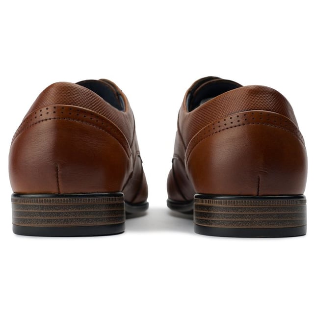 Disfrute de la sofisticación elegante con los zapatos Soletrader Hyde Derby. Estos elegantes zapatos con cordones, confeccionados exclusivamente para los gustos más exigentes, combinan la artesanía experta con el estilo moderno. La parte superior de cuero pulido garantiza una apariencia lujosa, mientras que la elegante suela proporciona una pisada firme. Ya sea que se dirija a la oficina o a una salida nocturna, cada paso de estos zapatos Soletrader hechos a mano irradia elegancia refinada.
