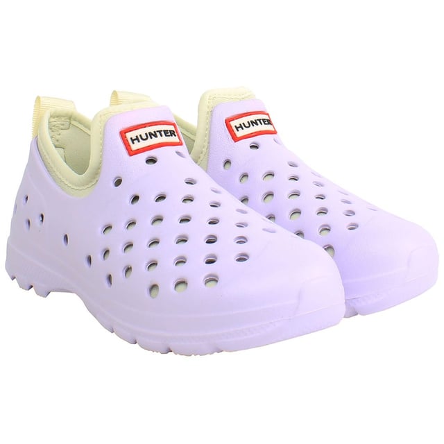 Maak kennis met de Hunter Water Kids Purple Shoes, een perfecte mix van functionaliteit, stijl en levendige kleuren voor jonge ontdekkingsreizigers. Deze schoenen zijn ontworpen om natte omstandigheden te weerstaan terwijl ze kleine voetjes comfortabel houden, en zijn ideaal voor verschillende buitenactiviteiten. Hier zijn de belangrijkste kenmerken:

 Waterbestendig ontwerp:  Deze schoenen zijn gemaakt van waterbestendige materialen en bieden bescherming tegen lichte regen en vochtige omstandigheden, zodat je kind droog blijft tijdens buitenavonturen.

 Comfortabele pasvorm:  Deze schoenen zijn ontworpen met het comfort van kleine voetjes in gedachten en hebben een goede en ondersteunende pasvorm. Het lichtgewicht ontwerp bevordert het bewegingsgemak tijdens het spelen.

 Duurzame constructie:  Gebouwd met Hunter's toewijding aan kwaliteit, zijn deze schoenen duurzaam genoeg om de actieve levensstijl van jonge ontdekkingsreizigers aan te kunnen. Ze zijn bestand tegen de ontberingen van het buitenspelen.

 Gemakkelijk aan en uit: Uitgerust met handige sluitsystemen, zoals klittenband of elastische veters, zijn deze schoenen gemakkelijk door kinderen zelfstandig aan en uit te trekken.

 Veelzijdige stijl:  Of het nu een dagje naar de speeltuin is of een familie-uitje, deze paarse schoenen voegen een vleugje kleur toe aan de outfit van je kind, waardoor ze geschikt zijn voor verschillende gelegenheden.

 Grippy buitenzool:  De stevige buitenzool biedt betrouwbare tractie en zorgt voor stabiliteit op verschillende ondergronden. Deze eigenschap is vooral handig voor actief buitenspelen.

Houd er rekening mee dat de gegeven details een algemene beschrijving zijn gebaseerd op algemene kenmerken van waterbestendige kinderschoenen en dat de werkelijke productdetails kunnen afwijken. Voor nauwkeurige informatie is het aanbevolen om de specifieke productdetails op de officiële Hunter website te bekijken of contact op te nemen met de Hunter klantenservice.