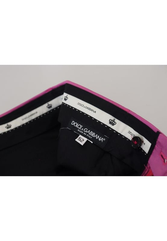 Marca: Dolce & Gabbana.
  Autenticidad: 100%.
  Tipo: Pantalon formal pantalon de vestir.
  Ajuste: Slim Fit.
  Color: Rosa.
  Bolsillos: Dos delanteros y dos traseros.
  Cierre: Bragueta con cremallera.
  Detalles: Detalles del logotipo.
  Origen: Made in Ital.