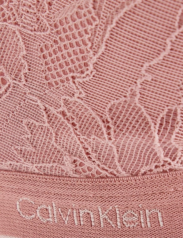 Calvin Klein Modern Lace Lined Triangle Bra Revolutionize your lingerie collection with the Calvin Klein Modern Lace triangle bra. Designed with a plunging neckline, this triangle bra is perfect for wearing under low-cut tops and dresses. The gorgeous lace cups add a touch of sophistication and femininity, making you feel truly fashionable. But that's not all – this bra is wireless and not padded for maximum comfort, giving you the freedom to move without any uncomfortable underwire digging into your skin. The moulded cups provide just the right amount of shaping and support, giving you a beautiful silhouette. And of course, it wouldn't be a Calvin Klein product without the signature waistband, adding a touch of designer to your underwear drawer. Adjustable shoulder straps ensure the perfect fit for your body, while the convenient hook and eye closure allows for easy wearing and removal. And let's not forget about the matching coordinates available, so you can complete your dream lingerie set.
Triangle bra
Plunging neckline
Gorgeous lace cups
Wireless for comfort
Non-padded
Moulded for shaping
Calvin Klein signature waistband
Adjustable shoulder straps
Hook and eye closure
Matching coordinates available
Country of origin: Indonesia
Composition: 80% Nylon | 20% Elastane
Listed in UK sizes
Non-Wired Bra