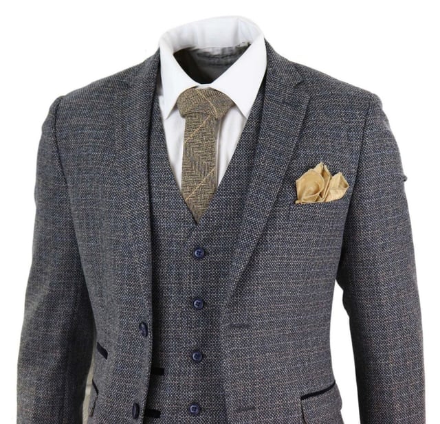 Aproveche al máximo el tweed y los cuadros con este traje de tres piezas, un diseño atemporal con un atractivo vintage y un toque práctico. Este traje, confeccionado con un tejido de tweed de una rica mezcla de lana y ribetes de terciopelo azul marino en los bolsillos, le mantendrá bien aislado y resistirá con éxito el paso del tiempo. Ideal para bodas en graneros, bailes de graduación, fiestas y mucho más.
