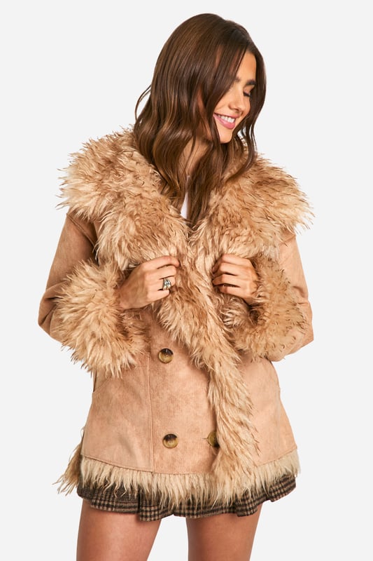 Wrap up in the latest coats and jackets and get out-there with your outerwearBreathe life into your new season layering with the latest coats and jackets from boohoo. Supersize your silhouette in a padded jacket, stick to sporty styling with a bomber, or protect yourself from the elements in a plastic raincoat. For a more luxe layering piece, faux fur coats come in fondant shades and longline duster coats give your look an androgynous edge.