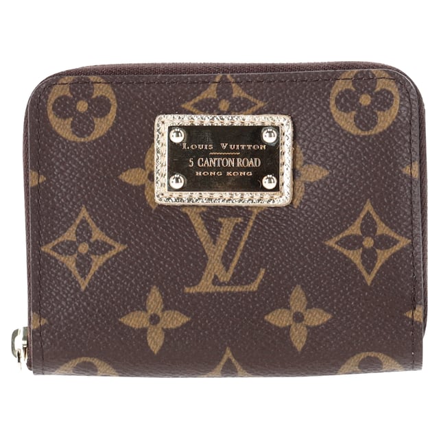 VINTAGE, RRP AS NEW
Elevate your accessory game with the Louis Vuitton Monogram Hong Kong Canton Road Zippy Coin Purse. This luxurious wallet is crafted from the iconic Louis Vuitton monogram toile canvas and adorned with a brass logo plate and zipper. The interior boasts a sophisticated gold leather design with card slots and patch pockets, making it the perfect choice to keep your essentials close at hand while exuding style and elegance.


with box

Louis Vuitton Monogram Hong Kong Canton Road Zippy Coin Purse in Brown Canvas
Condition: Excellent
Signs of wear:  No sign of wear.
Packaging: None
Color: Brown | ochre
Material: canvas
Size: ONE SIZE
Measurements: Width: 20; Height: 90; Length: 110
SKU: NAPPUFRAC385211W