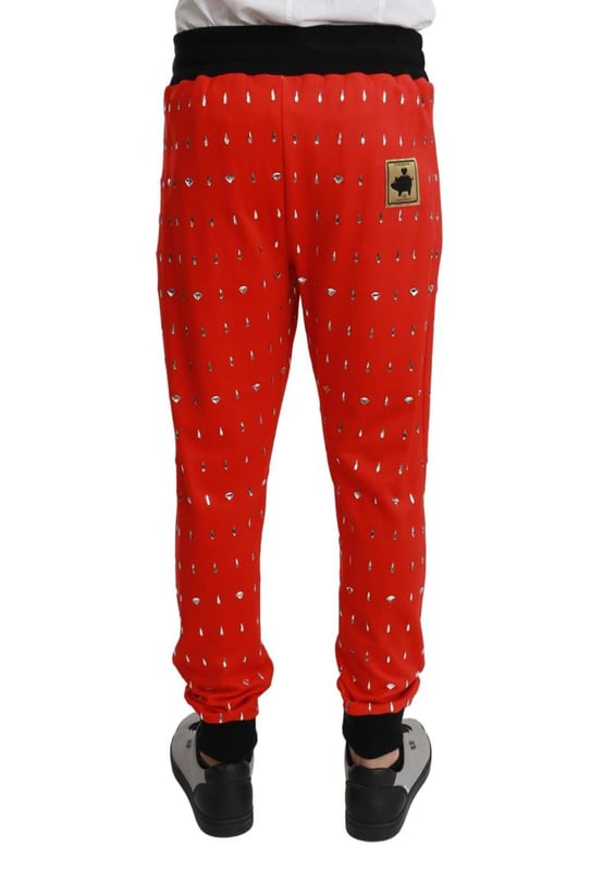 Preciosos pantalones de chandal de Dolce & Gabbana.
  Estampado de hucha roja con cristales.
  Ajuste regular.
  Detalles del logotipo.
  Fabricado en Italia.
  Muy exclusivo y de alta artesania.
  Material: 100% algodon.