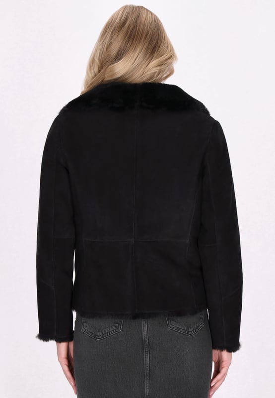 Ontdek het perfecte jack van schapenvacht dat stijl en warmte combineert. Dit item van geitenleer heeft een reverskraag, lange mouwen en een diagonale ritssluiting voor gemakkelijk dragen. Het casual maar veelzijdige ontwerp heeft zakken en zichtbare naden, waardoor hij perfect is voor koude dagen. Comfortabele zakken op de heuplijn. Voel je comfortabel en zie er elegant uit in deze bovenkleding.  Jas