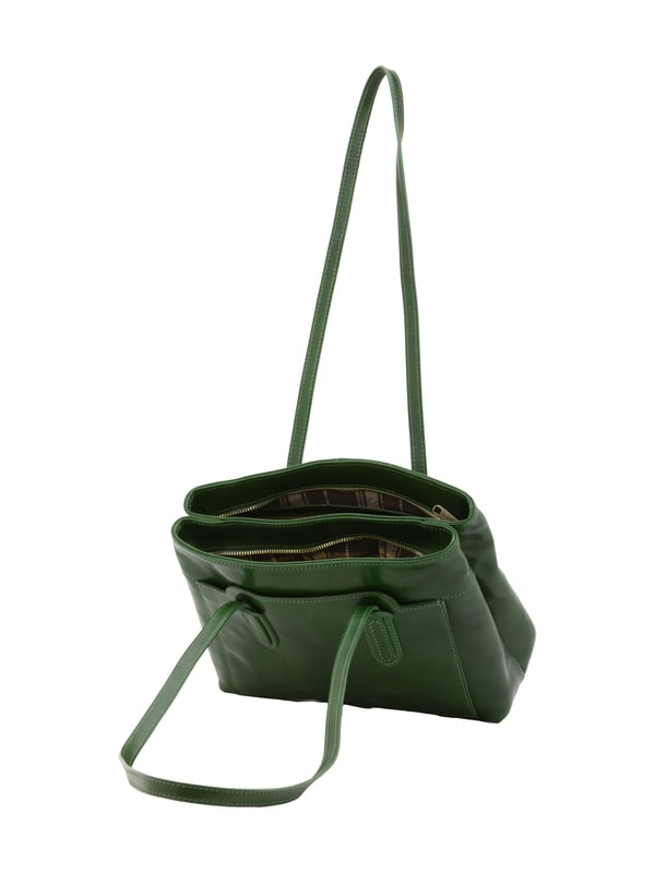 Bolso bandolera para mujer. El cierre es con cremallera. Los bolsillos internos son uno con cremallera. Los bolsillos externos son un frente abierto. Falta la correa para el hombro. El mango es de piel. Hay dos compartimentos internos. El material exterior es auténtica piel de vacuno. Internamente está forrado en algodón. Medidas: 23x30x12 cm. Hecho en Italia