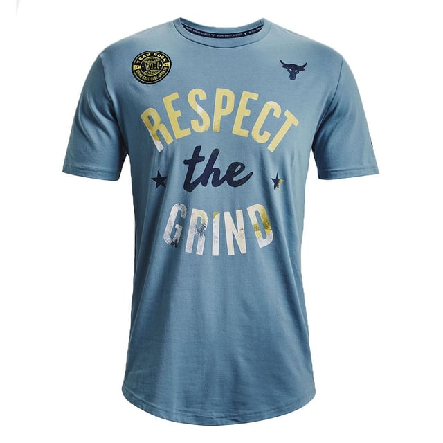 Esta camiseta no es sólo una prenda de ropa deportiva; es una declaración de determinación y un recordatorio de que debes seguir esforzándote para alcanzar tus metas. El color azul añade un toque de atrevimiento a tu vestuario deportivo.

Características principales:

 Material:  La camiseta está típicamente hecha de una mezcla cómoda y que absorbe la humedad de poliéster y algodón, asegurando que te mantengas seco durante los entrenamientos intensos.

 Corte atlético:  El corte suele ser atlético, lo que proporciona una sensación cómoda y ceñida sin exceso de tejido.

 Diseño gráfico:  La camiseta "The Grind" suele presentar un atrevido diseño gráfico en la parte delantera, inspirado en los mensajes motivadores de Dwayne Johnson y su dedicación al trabajo duro y la disciplina.

 Mensajes inspiradores:  La camiseta puede incluir palabras inspiradoras, citas o eslóganes que fomentan una fuerte ética de trabajo y determinación.

 Uso versátil:  Aunque está diseñada para entrenamientos, esta camiseta también puede ser adecuada para un uso casual y como recordatorio de tu compromiso con el fitness y el crecimiento personal.

 Construcción duradera:  Los productos Under Armour son conocidos por su durabilidad, lo que garantiza que esta camiseta pueda soportar el uso y los lavados regulares.

 Edición limitada:  Algunos artículos de la colección "The Rock" se lanzan en cantidades limitadas, lo que los hace coleccionables para los aficionados y entusiastas del fitness.

La camiseta Under Armour Project Rock "The Grind" para hombre es más que una prenda de entrenamiento: es una fuente de motivación e inspiración. Ya sea para ir al gimnasio, salir a correr o simplemente adoptar una mentalidad decidida, esta camiseta sirve como recordatorio de tu compromiso con la rutina y tu dedicación para alcanzar tus objetivos, como el propio "The Rock".