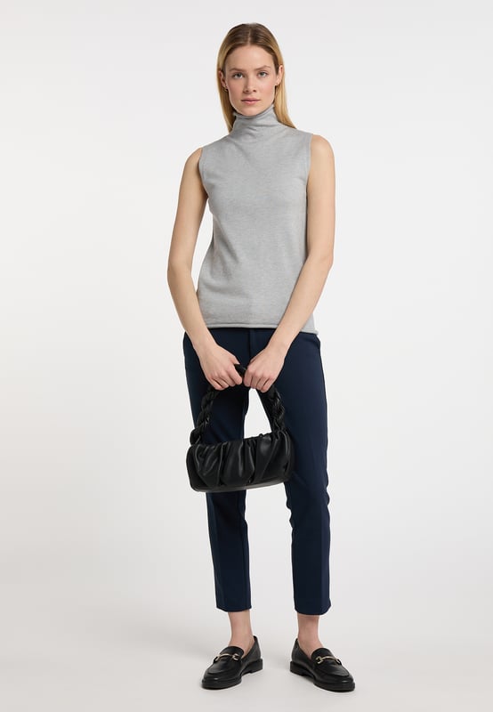 In minimalistischer Silhouette zeigt sich das klassische Stricktop von DreiMaster Klassik. Gefertigt aus einem weichen Viskosegemisch erhält die gerade, schmale Form durch den Stehkragen mit Rollkante einen modernen Twist. An warmen Sommertagen tragen wir es solo im Office ist es unter einem Blazer getragen ein stylishes Essential.  Pullunder