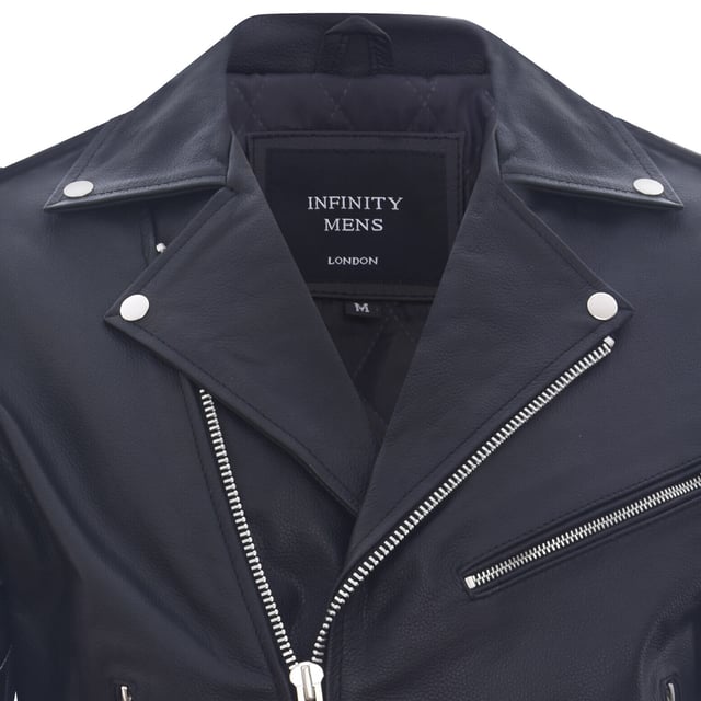 Esta chaqueta de cuero de corte ajustado, de hermosa confección y con una fusión perfecta de vanguardia y elegancia, es el accesorio de moda imprescindible de esta temporada. Imbuida de un espíritu de motociclista clásico, personificado por las hombreras con tachuelas en los hombros y los puños con cremallera para un ajuste más personalizado. Esta elegante prenda cobra vida gracias a una cremallera YKK descentrada en la parte delantera, acentuada por solapas anchas con muescas, hombreras y cinturón ajustable en la cintura. De longitud corta y corte ajustado, esta elegante chaqueta de motociclista rezuma estilo. Disponible en otros colores.