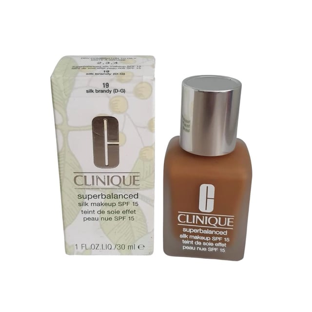 Introducing Clinique Superbalanced Silk Makeup Foundation with SPF15, a foundation that's designed to provide sheer to moderate coverage, offering a natural-matte finish for a flawless look. This foundation is formulated to cater to the unique needs of different skin types, making it an ideal choice for those with Dry Combination to Combination Oily Skin.