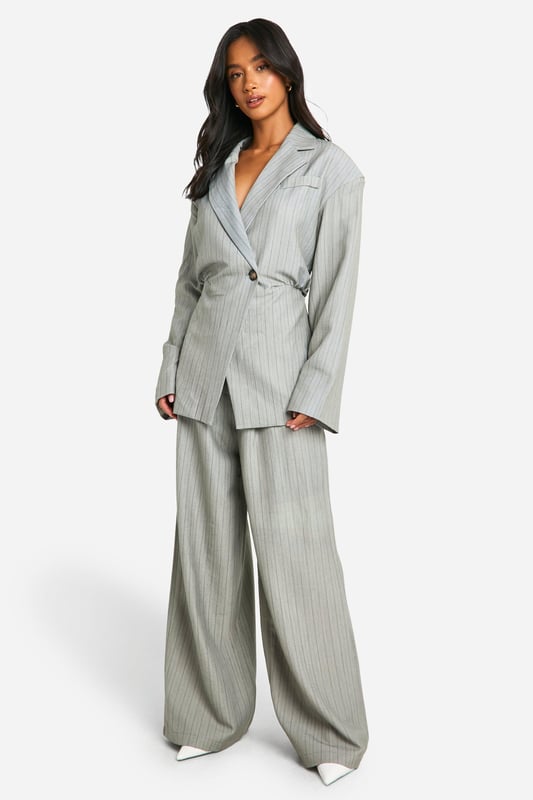 Keep toasty this season with our collection of petite coats and jackets. From petite trench coats to petite teddy coats, our coats for petite women are specifically designed to fit all you girls sitting pretty at 5'3'' and under. Step out in a petite blazer or pass the vibe check in a petite puffer jacket. Whatever your style, we've got you, girl. This one would look dreamy with a pair of straight leg jeans, an oversized hoodie and chunky trainers.Style: BlazerDesign: StripesFabric: Woven CrepeNeckline: CollaredSleeve Length: Long Sleeve