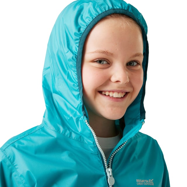 Kids rain jacket. Waterproof. Breathable. Taped seams. Mesh lined. Grown on mesh lined hood. 2 zipped lower pockets. Stretch binding to hood opening, cuffs and hem. Adjustable shockcord hem (age 7+). Packaway - lower left side pocket converts into belt bag. Reflective trim. Fabric: 100% Polyamide. Regatta Kids Sizing (chest approx): 2 Years (53-55cm), 3-4 Years (55-57cm), 5-6 Years (59-61cm), 7-8 Years (63-67cm), 9-10 Years (69-73cm), 11-12 Years (75-79cm), 32 (79-83cm), 34 (83-85cm).