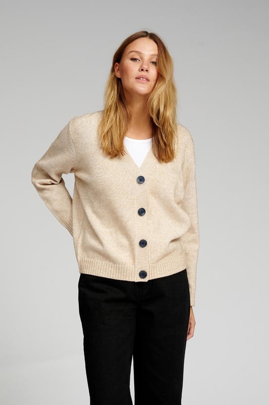 Cardigan Gebreide kleding van TeeShoppen 
 Bij TeeShoppen kun je een mooie gebreide cardigan krijgen. Het is ideaal om een gebreide cardigan in je garderobe te hebben voor de koudere maanden van het jaar. Omdat je je cardigan vaak over andere kledingstukken zult dragen, is het ideaal om een cardigan te kiezen die bij de rest van je garderobe past. Het geweldige aan cardigans is dat ze gedragen kunnen worden bij elke outfit en voor elke gelegenheid. 

 Deze knitwear is verkrijgbaar in de kleur khaki. Het is een perfecte toevoeging aan je outfit en garderobe. 

 Welke maat heeft de knitwear? 
 Knitwear is verkrijgbaar in de maten: XS, S, M, L en XL. Maten zijn aangepast voor vrouwen. 

 Over TeeShoppen 
 Bij TeeShoppen zijn we trots om onze eigen producten aan te bieden. Het doel van ons assortiment is om je de mogelijkheid te geven om je garderobe aan te vullen met kleding die zowel basic als modern is. Maar ook al zijn de kledingstukken basic, we hebben niet ingeboet op kwaliteit of design. De kledingstukken zijn gemaakt van luxe materialen die comfortabel zijn om te dragen en zijn ontworpen om gestyled te worden voor elke gelegenheid. 

 Op zoek naar een plek om tijdloze kleding te vinden voor zowel mannen als vrouwen? Dan is TeeShoppen de plek voor jou. Wij zijn specialisten in de verkoop van basic kleding. Je betaalt niet voor dure merken en kosten, maar alleen voor kwaliteit en service. En net zoals de modewereld voortdurend verandert, breiden wij ook voortdurend ons assortiment uit.