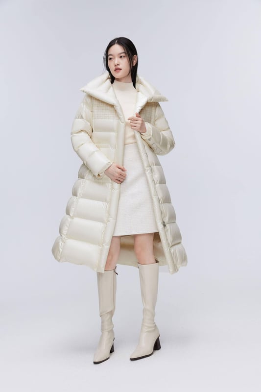 Elevate your urban commute with the Women's Premium Puffer Goose Down Jacket. Featuring low-saturation colour and artful pleats, this jacket exudes quiet luxury, blending simplicity with sophistication for a refined, yet understated look.

Kindly note: SIZE RUNS LARGE — consider selecting one size down.