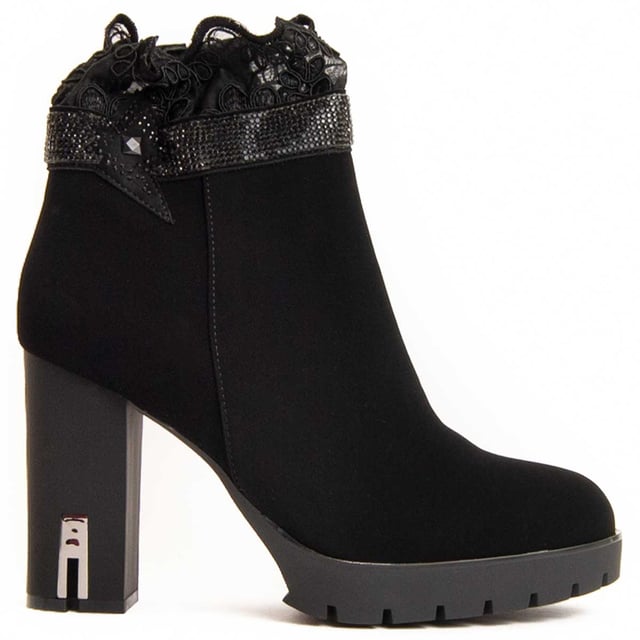 Heeled ankle boots for women. Comfortable fit. Made with vegan materials. Made by other brands for our brand. Approximate measurements: 10 cm heel, 2 cm platform, 13 cm shaft height, and 10 cm shaft width.