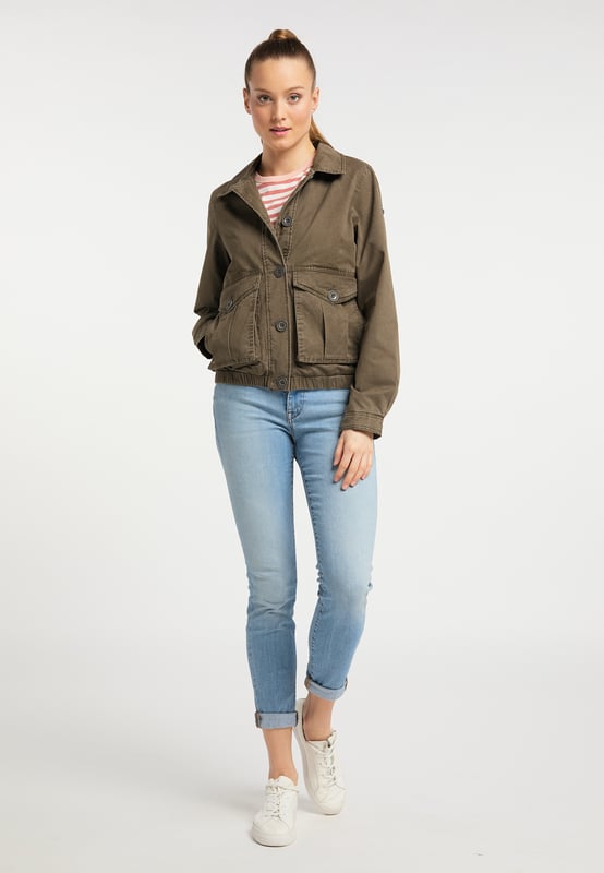 kein Futter, keine Füllung  Mit diesem lässigen Blouson von DreiMaster Vintage kommen wir ins Schwärmen. Der kurze Schnitt, die großen Pattentaschen, verziert mit großen Logo-Knöpfen ergeben einen trendigen Look. Ein im Saum eingearbeiteter Gummizug betont die sportliche Seite dieser Jacke. Praktisch: Die Taschen können auch als Eingriffstaschen genutzt werden und sind mit einem Druckknopf verschließbar, somit können Sie Schlüssel & Co. sicher verstauen. Die dekorative Knopfleiste mit Vintage Logo-Knöpfen und einer Logo-Applikation am Ärmel unterstreichen den Vintage Look.  Leichte Jacke von Drei