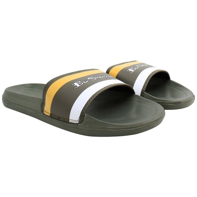 Ben Sherman Sidney Heren Groene Slippers Ben Sherman Sidney Heren Flip-Flops, de belichaming van informele comfort en tijdloze stijl. Hier is een gedetailleerde beschrijving die hun belangrijkste kenmerken benadrukt:
Klassiek Ontwerp: Deze flip-flops beschikken over een strak en minimalistisch ontwerp, dat de tijdloze esthetiek van Ben Sherman belichaamt. Met een effen zwarte kleur passen ze moeiteloos bij elke casual outfit, van strandkleding tot dagelijkse kleding.
Premium Materialen: Gemaakt van hoogwaardige materialen, waaronder een duurzame rubberen zool en een comfortabele voetbed, zijn deze flip-flops ontworpen om lang mee te gaan. De zachte maar stevige banden zorgen voor een veilige pasvorm en voorkomen ongemak of irritatie tijdens langdurig dragen.
Comfortabele Voetbed: De Sidney flip-flops hebben een gecushioneerd voetbed dat zich vormt naar de contouren van je voeten, wat superieur comfort en ondersteuning biedt bij elke stap. Of je nu over het strand wandelt of boodschappen doet in de stad, met deze flip-flops blijven je voeten verfrist en ontspannen.
Lichtgewicht en Flexibel: Ontworpen voor maximaal comfort en vrijheid van beweging, zijn deze flip-flops licht van gewicht en flexibel, waardoor natuurlijke voetbeweging mogelijk is. Of je nu naast het zwembad ligt of nieuwe bestemmingen verkent, ze bieden de flexibiliteit en wendbaarheid die je nodig hebt voor een hele dag dragen.
Gemakkelijk Schoon te Maken: Dankzij hun waterbestendige ontwerp zijn deze flip-flops gemakkelijk te reinigen en te onderhouden, waardoor ze ideaal zijn voor stranduitstapjes of ontspanning aan het zwembad. Spoel ze eenvoudig af met water om ze er fris uit te laten zien en klaar voor je volgende avontuur.