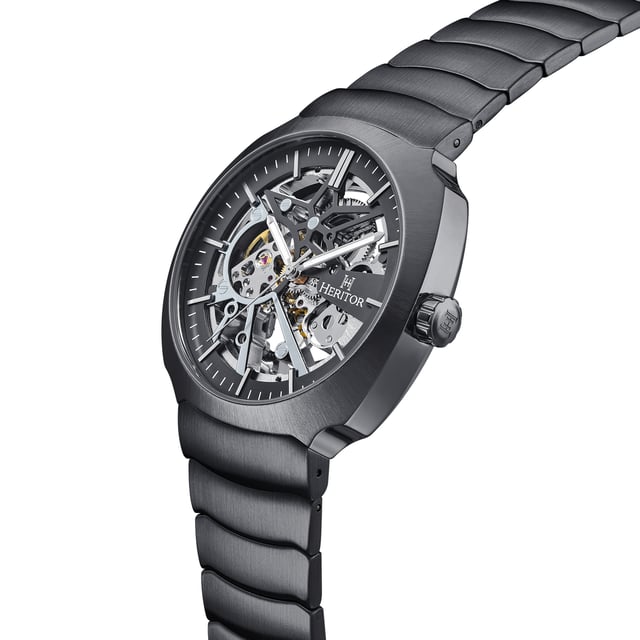 Kast van 316L chirurgisch roestvrij staal, automatisch uurwerk met juwelen, 21 juwelenlagers, gangreserve van 36 uur, slagen per uur (BPH): 21.600/uur, mineraal kristal met saffiercoating, wijzerplaat met skeletmotief, kijkachterkant om het uurwerk te bekijken, kroon van roestvrij staal met gegraveerd logo, armband van 316L chirurgisch roestvrij staal, vlindersluiting van roestvrij staal met gegraveerd logo, lichtgevende wijzers, kastbreedte van 45 mm, polsomtrek van 150-230 mm, waterbestendigheid van 5 ATM.
