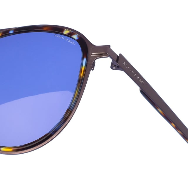 Gafas de sol Armand Basi con montura de acetato y metal.
 Color Habana-plateado
 Forma ovalada.
 Lentes de color Gris
 Patillas de acetato y metal. 
 Nombre de la marca grabado en la lente.
 100% Protección UV. 
 Incluye una funda de tela de protección.
Cristales antireflejo.
Los colores reales del producto pueden variar ligeramente con respecto a los colores que muestra su monitor.
 
 Medidas  Ancho lente: 56 mm. Puente: 19 mm. Patillas: 145 mm.
 
 Limpiar las gafas con agua y jabón (neutro).
 - No utilice paños sucios o abrasivos, que puedan alterar las características de los filtros.
 - Utilice solo accesorios y repuestos originales.